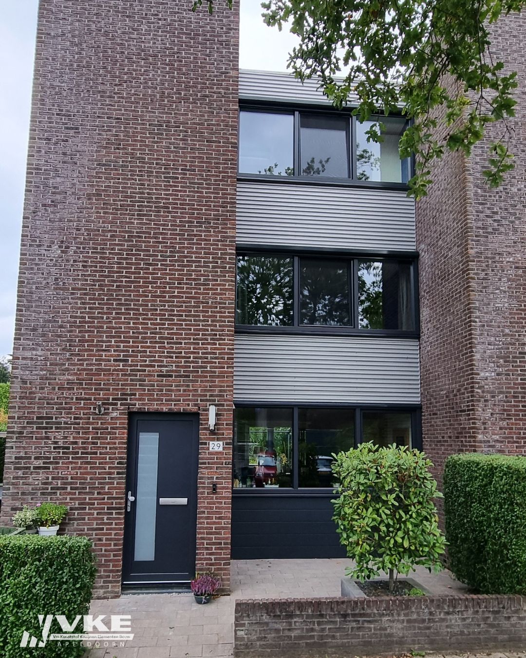 VKE Apeldoorn kunststof kozijnen antraciet voordeur